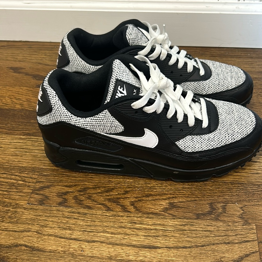 Nike. Air max 90. Tried in. Never worn. No box.